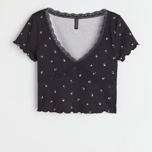 Lace Cropped V-Neck Shirt